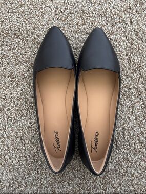 Trotters Black Pointed-Toe Women's Flats